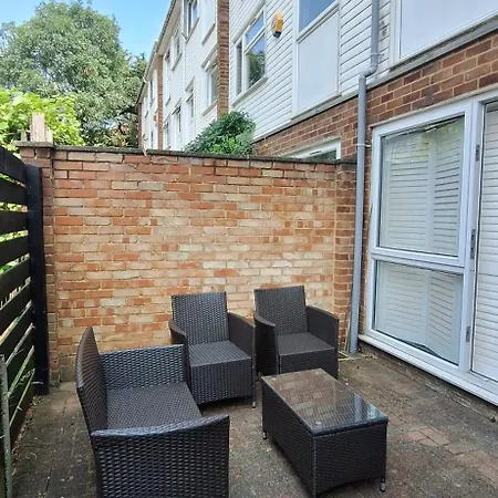Guest house Peaceful London - 1 Bedroom & Free Parking