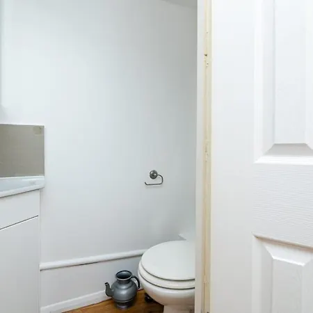 Comfortable New Refurbished Bedroom Guest house London