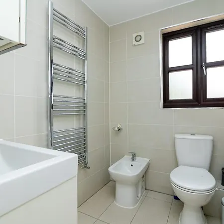 Comfortable New Refurbished Bedroom *