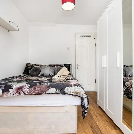 Comfortable New Refurbished Bedroom Guest house *