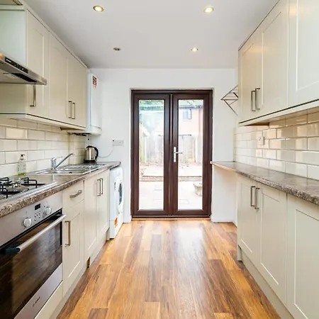 Guest house Comfortable New Refurbished Bedroom London