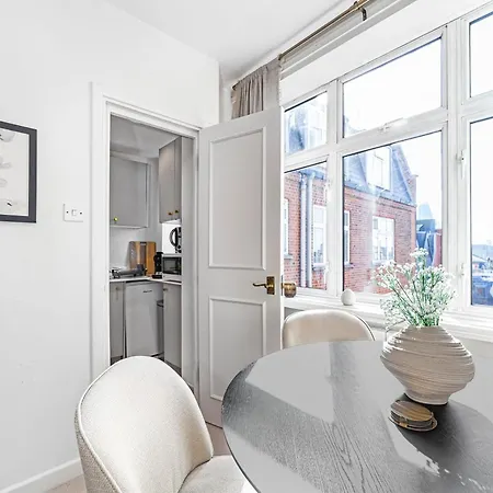 Chic Flat With Stunning Views London