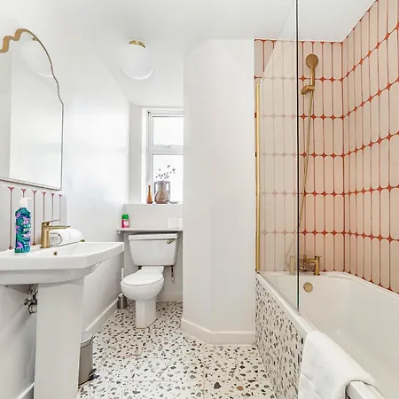 Chic Flat With Stunning Views * London