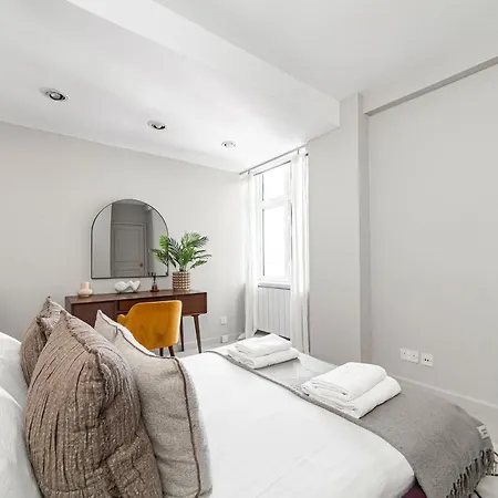 Chic Flat With Stunning Views London