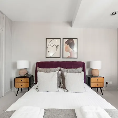 Chic Flat With Stunning Views * London