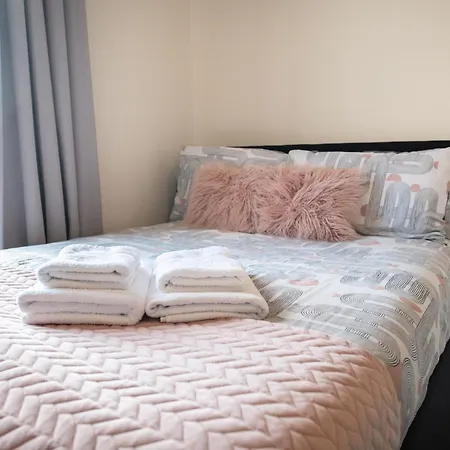 4 Bedroom Flat With High Speed Wi-fi In North Acton, Ealing, West Apartment *