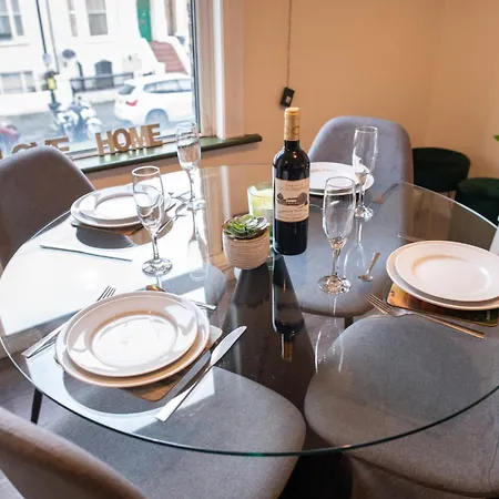 4 Bedroom Flat With High Speed Wi-fi In North Acton, Ealing, West Apartment London
