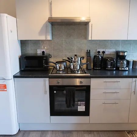 4 Bedroom Flat With High Speed Wi-fi In North Acton, Ealing, West * London