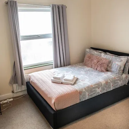 4 Bedroom Flat With High Speed Wi-fi In North Acton, Ealing, West