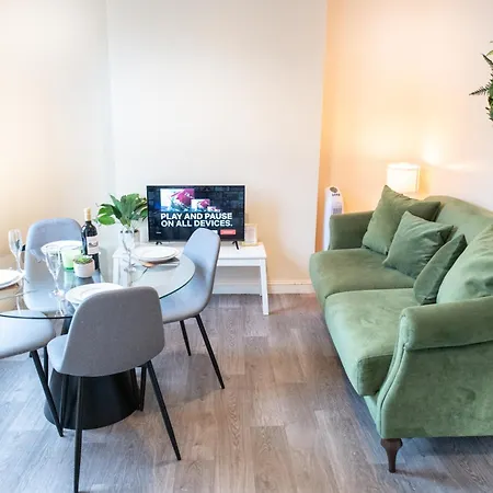 Apartment 4 Bedroom Flat With High Speed Wi-fi In North Acton, Ealing, West