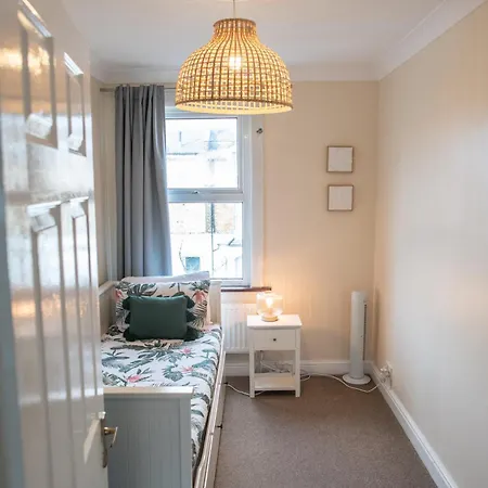 4 Bedroom Flat With High Speed Wi-fi In North Acton, Ealing, West Apartment *