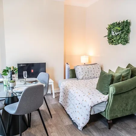 Apartment 4 Bedroom Flat With High Speed Wi-fi In North Acton, Ealing, West *