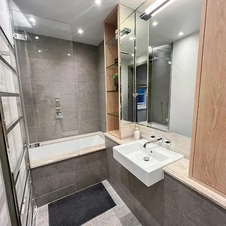 Posh 3 Bedroom Flat With Terrace And Indoor Fireplace In Mayfair, Near Hyde Park Apartment *