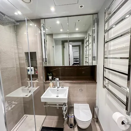 Posh 3 Bedroom Flat With Terrace And Indoor Fireplace In Mayfair, Near Hyde Park Apartment London