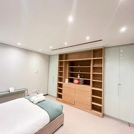 Posh 3 Bedroom Flat With Terrace And Indoor Fireplace In Mayfair, Near Hyde Park Apartment