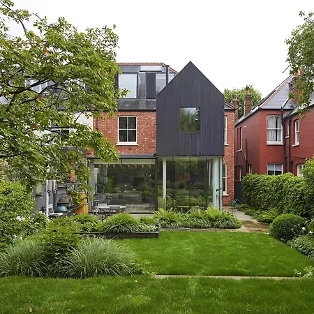 Earth Tones & Greenery: 4br Flat Sleeps 8