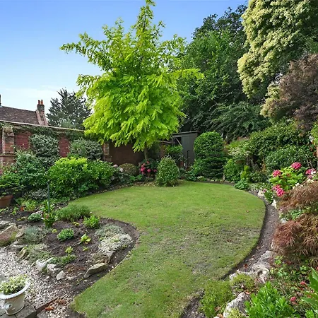 Stylish And Convenient 2bd Flat W/ Outdoor Space *