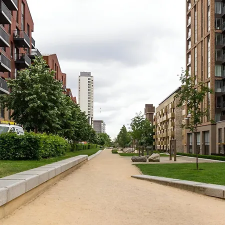 2-bedroom Thameside Getaway Apartment London