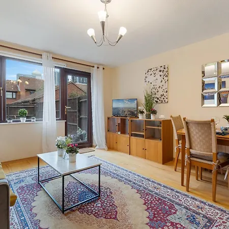 Cosy Canary Wharf House Apartment