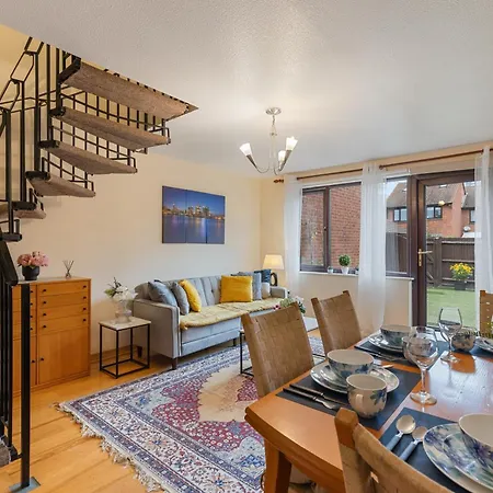 Cosy Canary Wharf House *