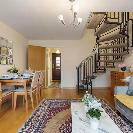 Cosy Canary Wharf House London