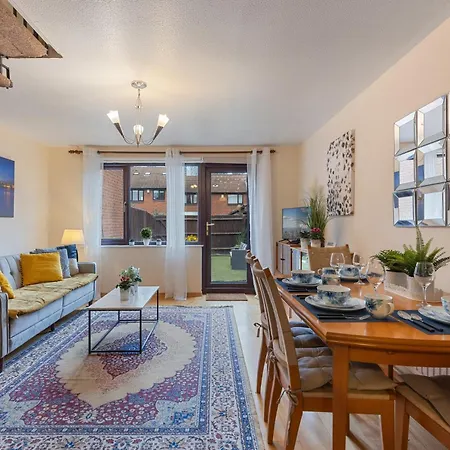 Cosy Canary Wharf House Apartment London