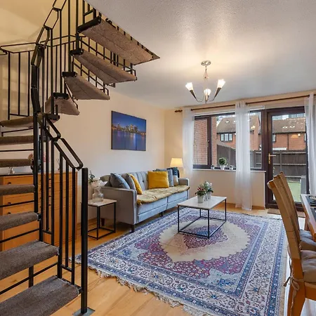 Cosy Canary Wharf House London