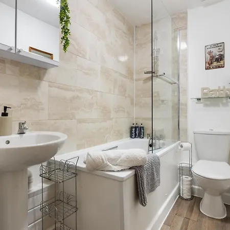 Cosy Canary Wharf House * London