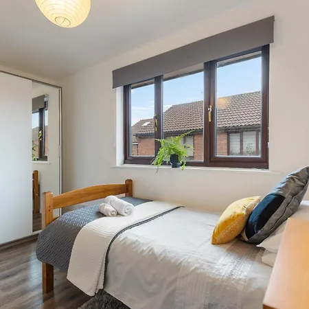 Cosy Canary Wharf House