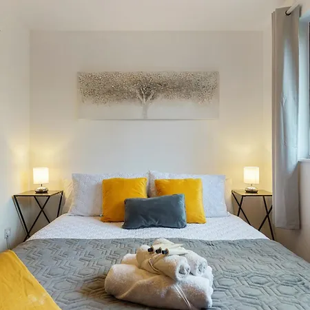 Cosy Canary Wharf House London