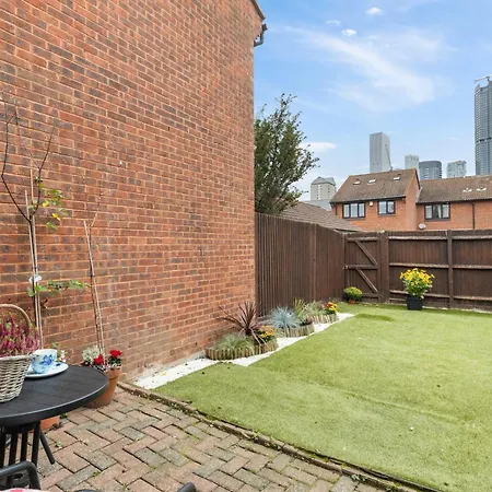 Cosy Canary Wharf House Apartment London