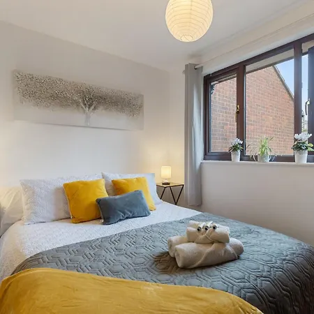 Cosy Canary Wharf House * London