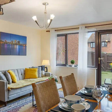 Cosy Canary Wharf House Apartment