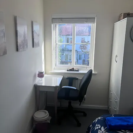 Excel Single - 5mins To Excel & 10mins To Canary Wharf *
