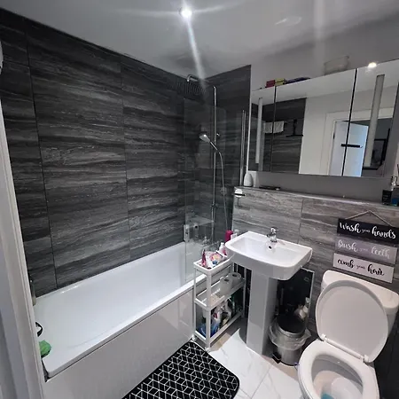 Excel Single - 5mins To Excel & 10mins To Canary Wharf * London