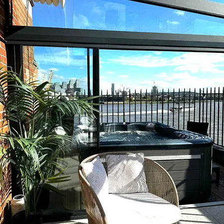 3 X Bedroom Riverside Flat With Hot Tub On Roof Terrace