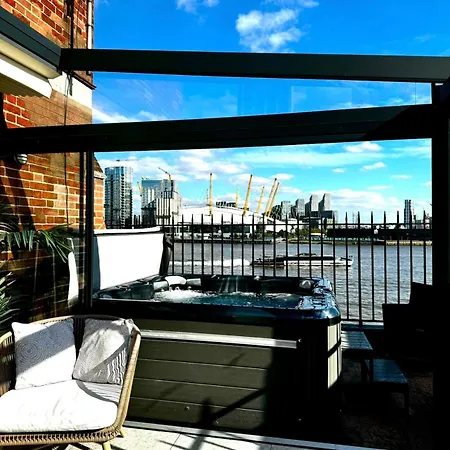 Apartment 3 X Bedroom Riverside Flat With Hot Tub On Roof Terrace London