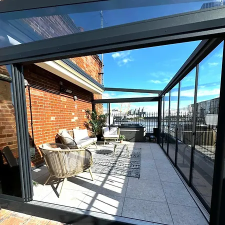 3 X Bedroom Riverside Flat With Hot Tub On Roof Terrace * London