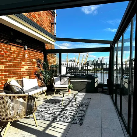 3 X Bedroom Riverside Flat With Hot Tub On Roof Terrace Apartment *
