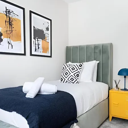 Vibrant Urban Escape, Family Friendly - Sleeps 8!