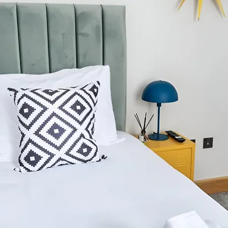 Apartment Vibrant Urban Escape, Family Friendly - Sleeps 8!