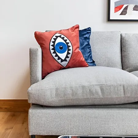 Vibrant Urban Escape, Family Friendly - Sleeps 8! Apartment *