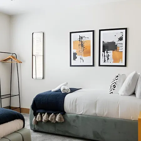 Apartment Vibrant Urban Escape, Family Friendly - Sleeps 8! *