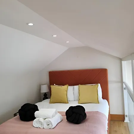 Vibrant Urban Escape, Family Friendly - Sleeps 8! London