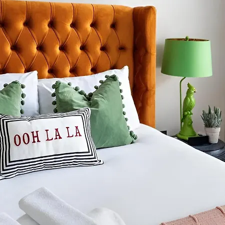 Vibrant Urban Escape, Family Friendly - Sleeps 8!