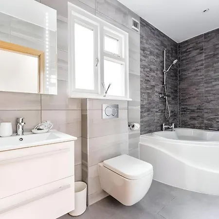 Vibrant Urban Escape, Family Friendly - Sleeps 8! Apartment London