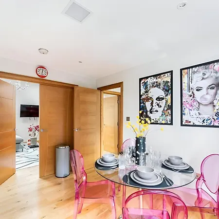 Vibrant Urban Escape, Family Friendly - Sleeps 8! * London