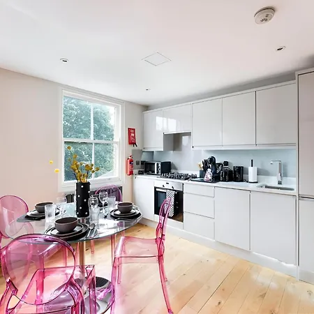 Vibrant Urban Escape, Family Friendly - Sleeps 8! Apartment