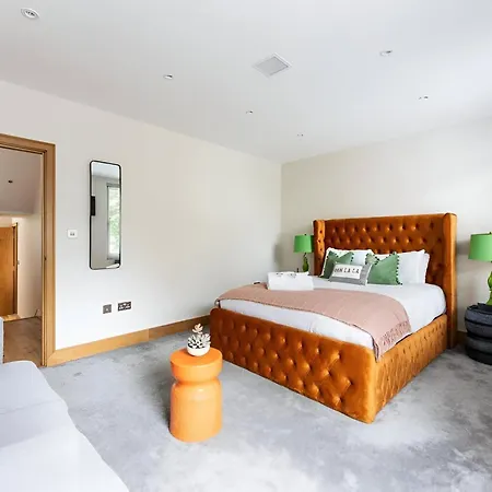 Apartment Vibrant Urban Escape, Family Friendly - Sleeps 8!