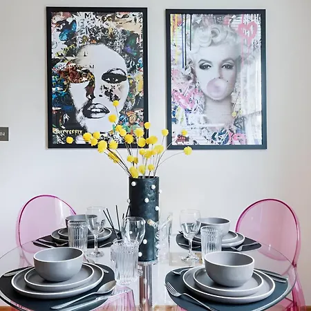 Apartment Vibrant Urban Escape, Family Friendly - Sleeps 8! London